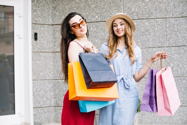 Le donne che presentano con i sacchetti di carta