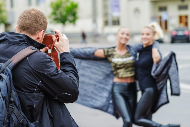 Le donne che presentano per il fotografo