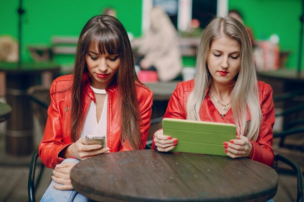 Le donne con un tablet e smartphone