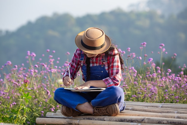 Le donne degli agricoltori stanno prendendo appunti nel giardino fiorito.