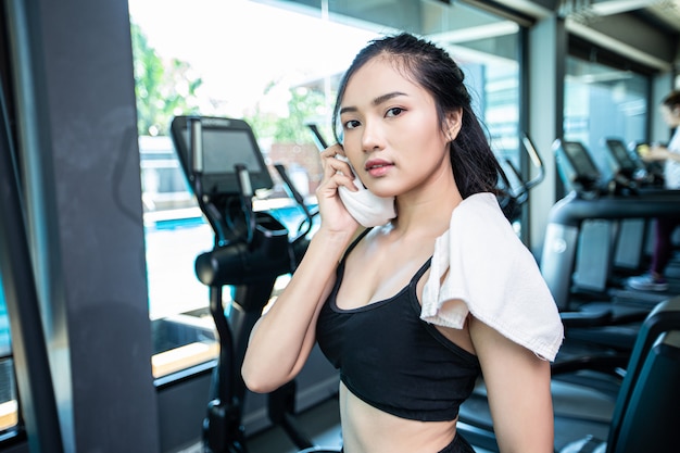 Le donne dopo l'allenamento, pulire il viso con un panno bianco in palestra.