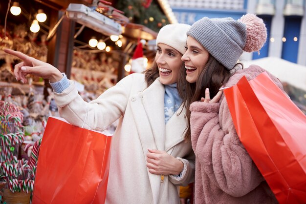 Le donne durante il Natale al dettaglio sul mercatino di Natale