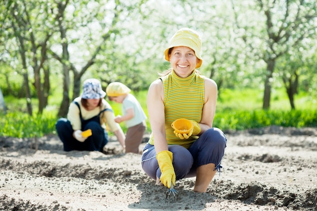 le donne e i bambini seminano semi