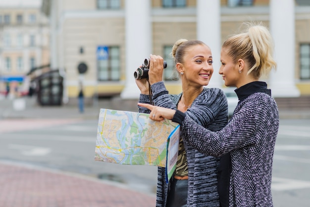 Le donne graziose visitano in città