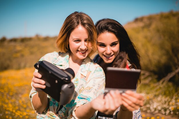 Le donne guardano la foto