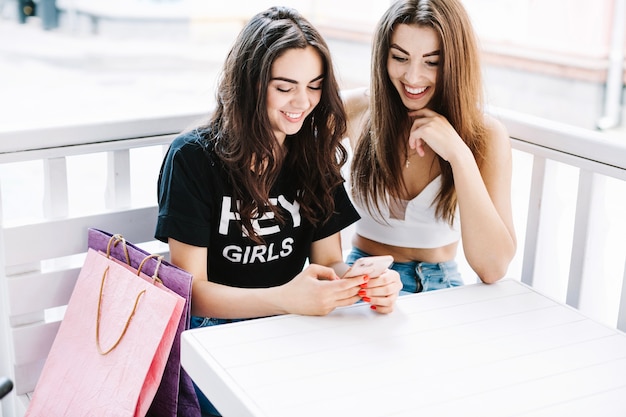 Le donne guardano lo smartphone