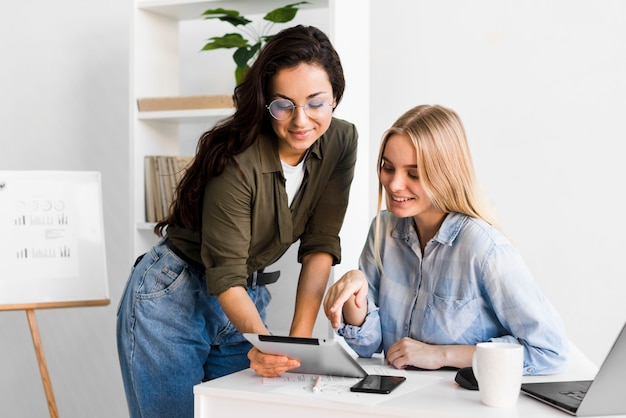 Le donne in ufficio lavorano insieme