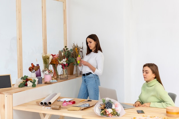 Le donne nel loro negozio di fiori creano i loro piani di investimento