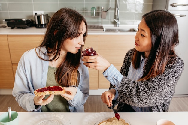 Le donne odorano una gustosa marmellata