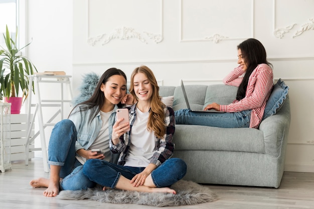 Le donne passano il tempo insieme a lavorare sul portatile