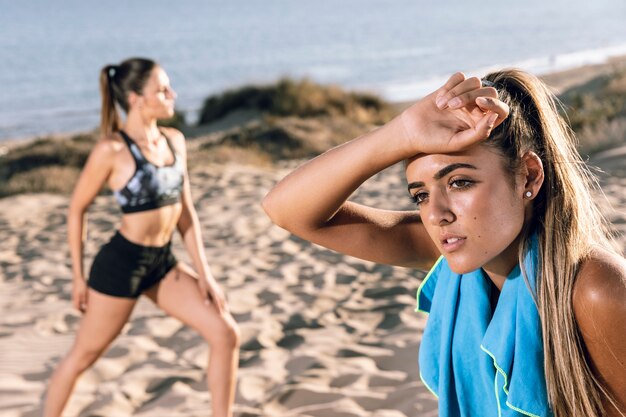 Le donne riprendono fiato dopo il jogging