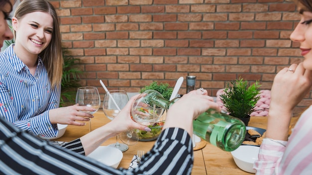 Le donne si divertono insieme al tavolo