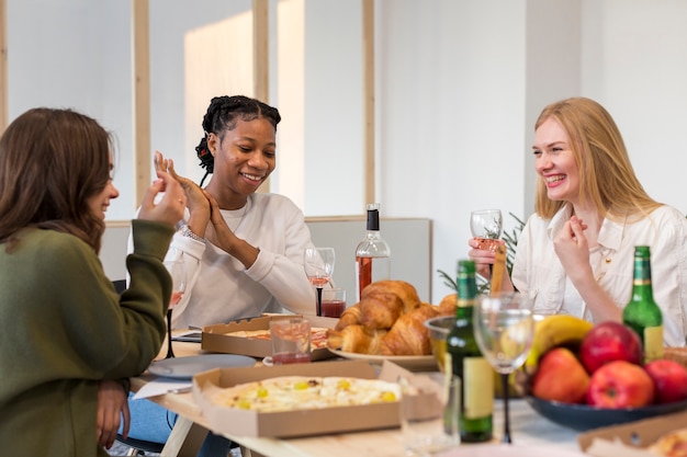 Le donne si godono il pranzo insieme