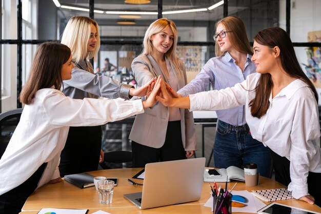 Le donne si incontrano per celebrare il successo aziendale