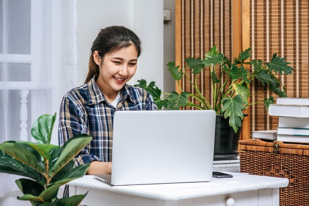 Le donne usano i laptop in ufficio con piacere.