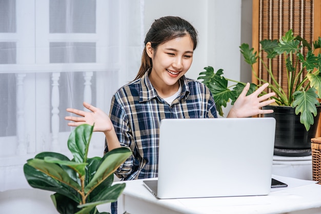 Le donne usano i laptop in ufficio con piacere.