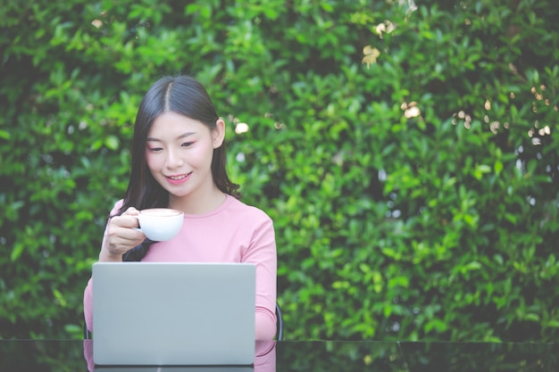 Le donne vendono prodotti attraverso i social media