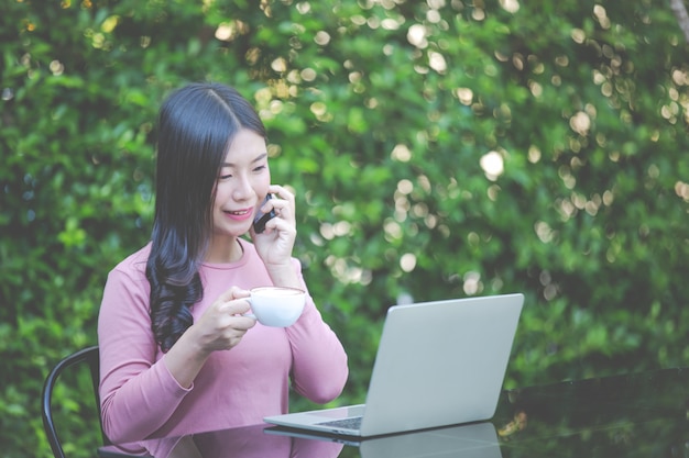 Le donne vendono prodotti attraverso i social media