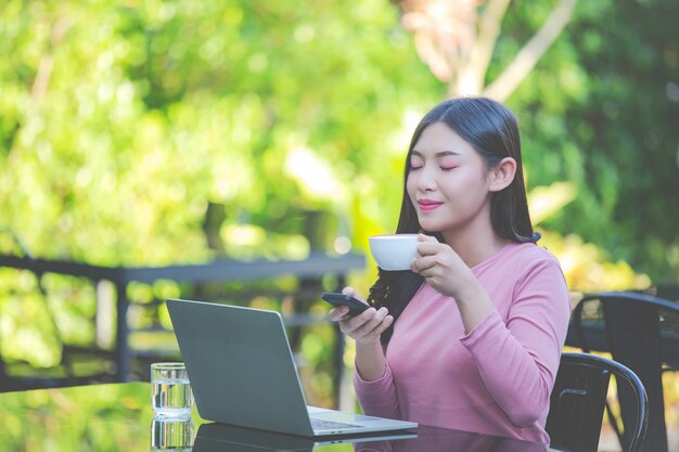 Le donne vendono prodotti attraverso i social media