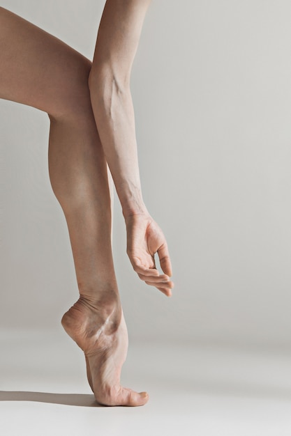 Le gambe della ballerina del primo piano sul pavimento bianco