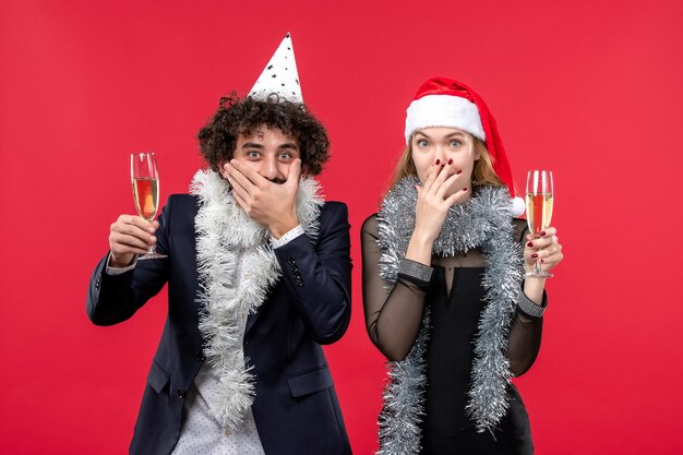 Le giovani coppie che celebrano appena il nuovo anno amano la festa di Natale