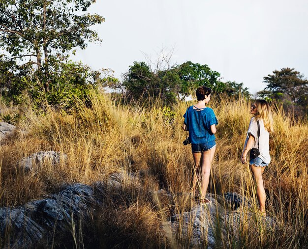 Le giovani donne viaggiano insieme il concetto