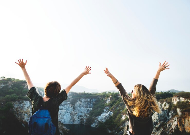 Foto gratuito le giovani donne viaggiano insieme il concetto