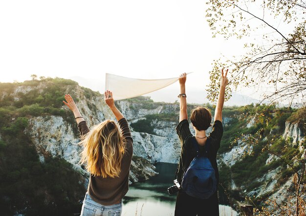 Le giovani donne viaggiano insieme il concetto