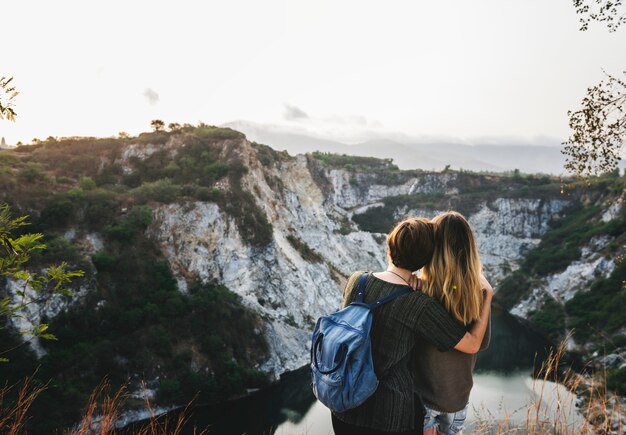 Le giovani donne viaggiano insieme il concetto