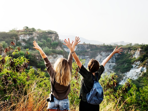 Le giovani donne viaggiano insieme il concetto