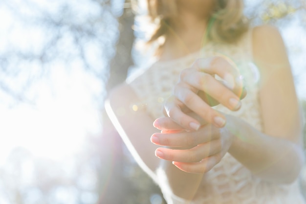 Le mani della donna che posano al sole