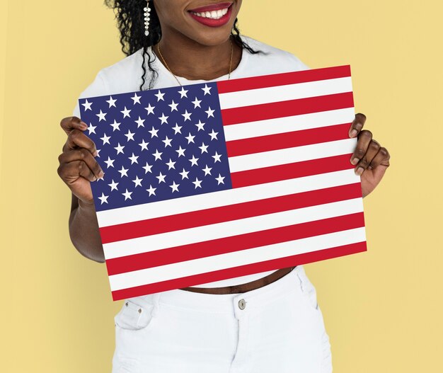 Le mani della donna tengono il patriottismo della bandiera americana