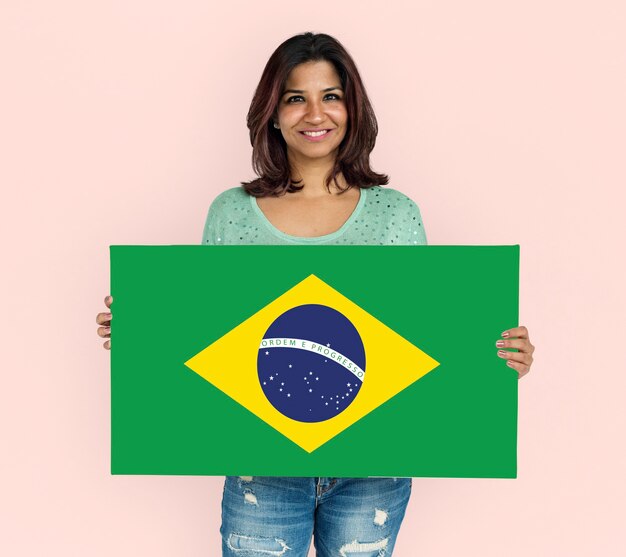 Le mani della donna tengono la bandiera del Brasile patriottismo