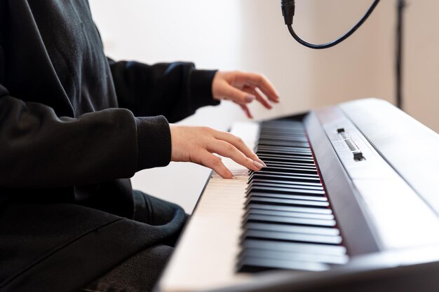 Le mani femminili suonano i tasti musicali soft focus