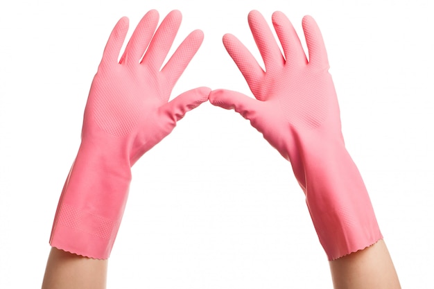 Le mani in guanti domestici rosa si aprono