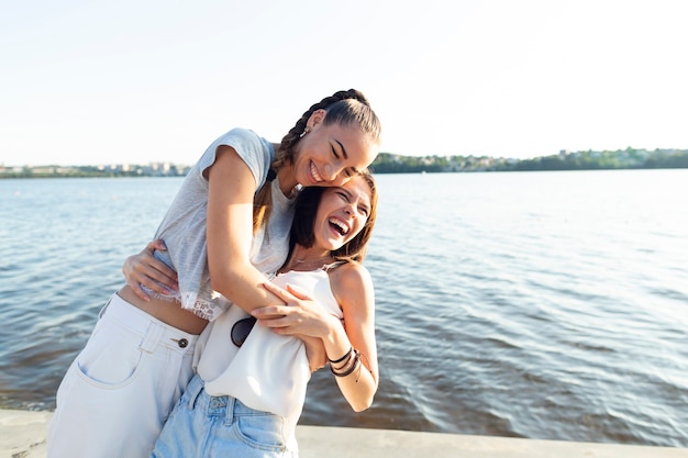 Le migliori amiche che escono e si divertono