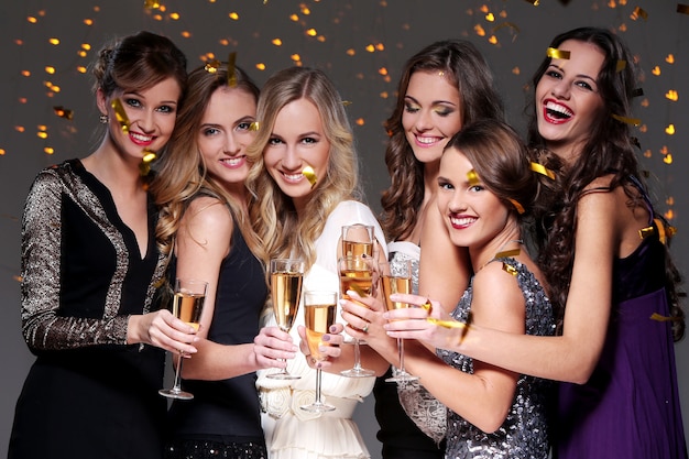 Le migliori amiche che hanno una festa di Capodanno