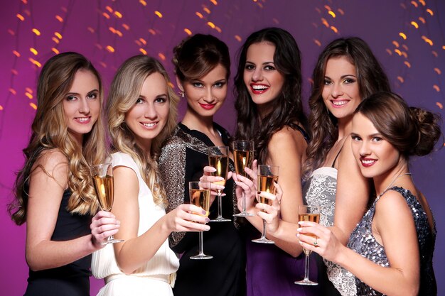 Le migliori amiche che hanno una festa di Capodanno