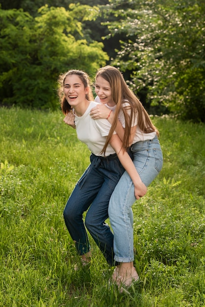 Le migliori amiche che si divertono nella natura