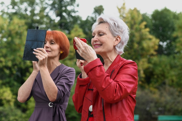 Le migliori amiche che si truccano nel parco