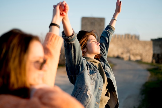 Le migliori amiche che tengono le mani nella vista aerea laterale