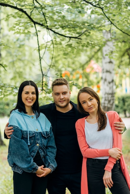 Le migliori amiche che trascorrono del tempo nel parco