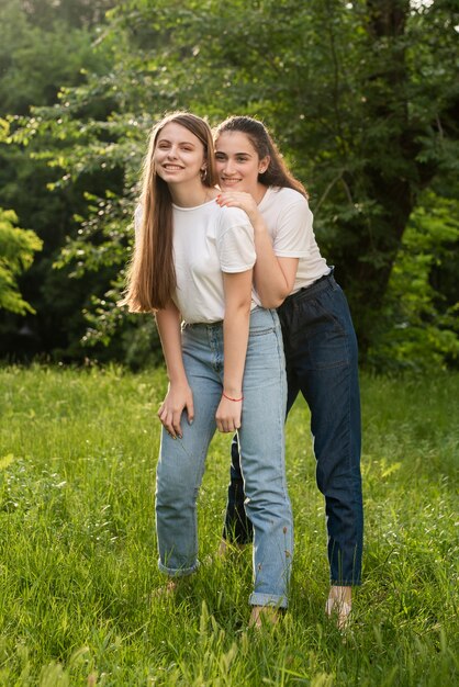 Le migliori amiche in posa per la fotocamera