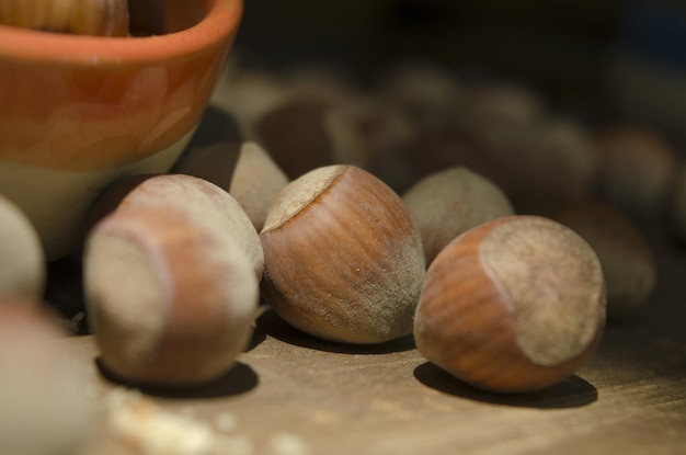 Le nocciole si chiudono su legno