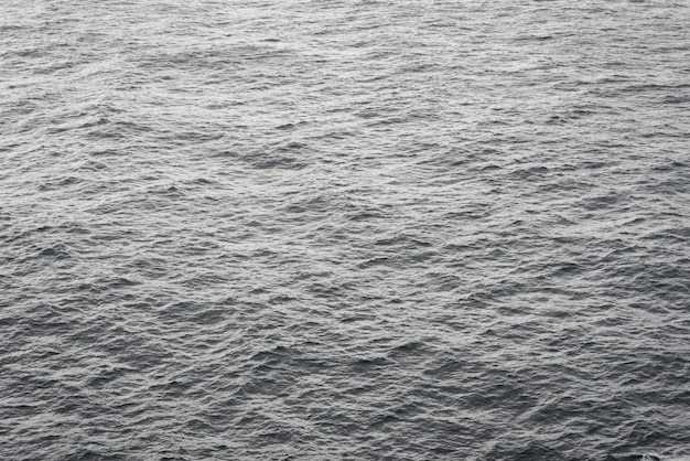 Le onde del mare sotto la luce del sole