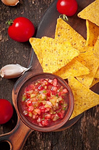 Le patatine fritte e la salsa messicane del tuffo si tuffano in ciotola