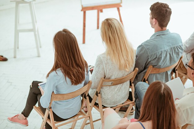 Le persone alla riunione d'affari nella sala conferenze vuota. Concetto di affari e imprenditorialità.