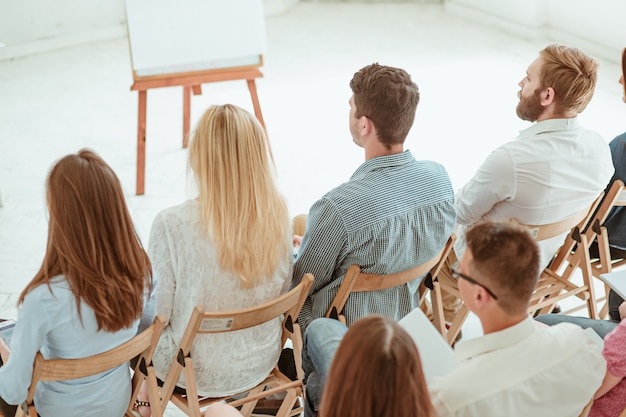 Le persone alla riunione d'affari nella sala conferenze.