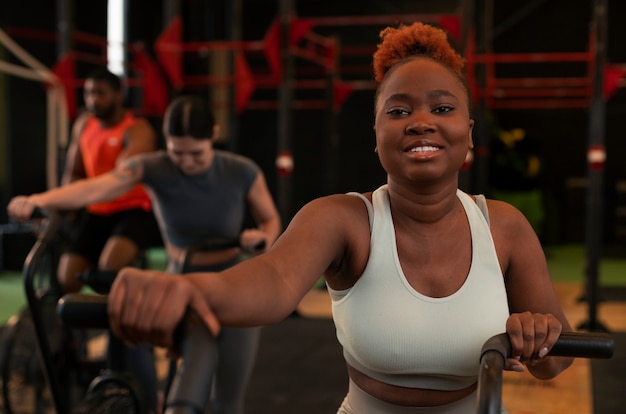 Le persone che esercitano in palestra