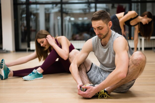 Le persone che fanno una pausa in palestra